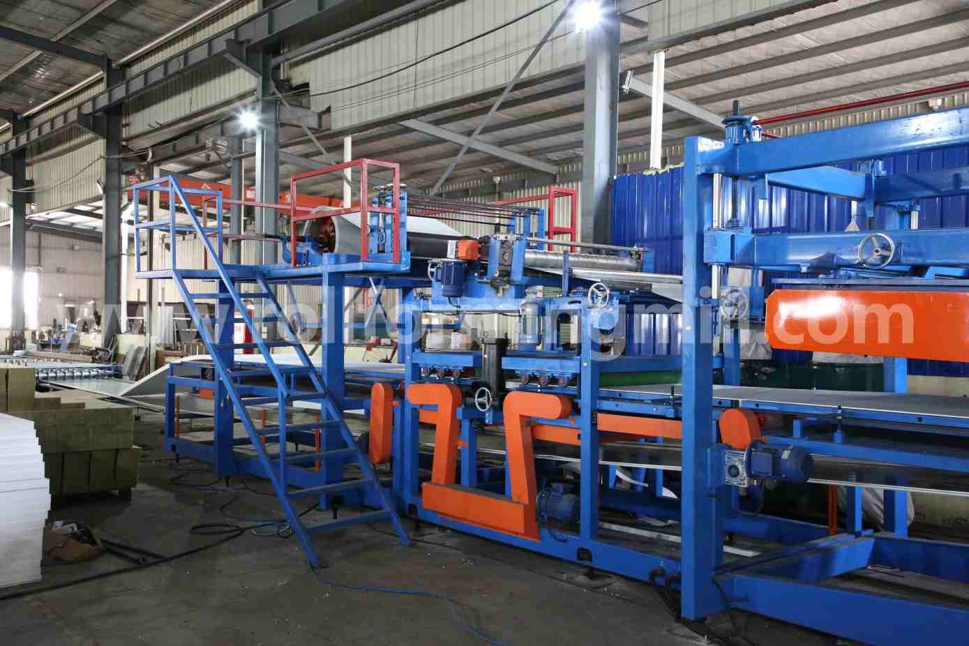 Laminador de paneles s&aacute;ndwich con m&aacute;quina formadora de placa inferior 2